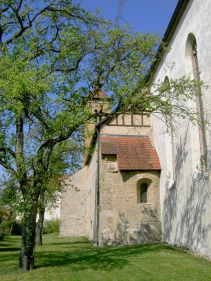 romanische Apsis am gotischen Chor