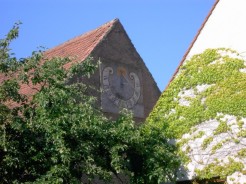 Die Sonnenuhr im Klosterhof